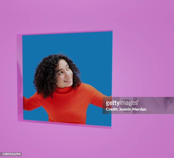 woman inside square open in pink wall - breaking through wall stockfoto's en -beelden