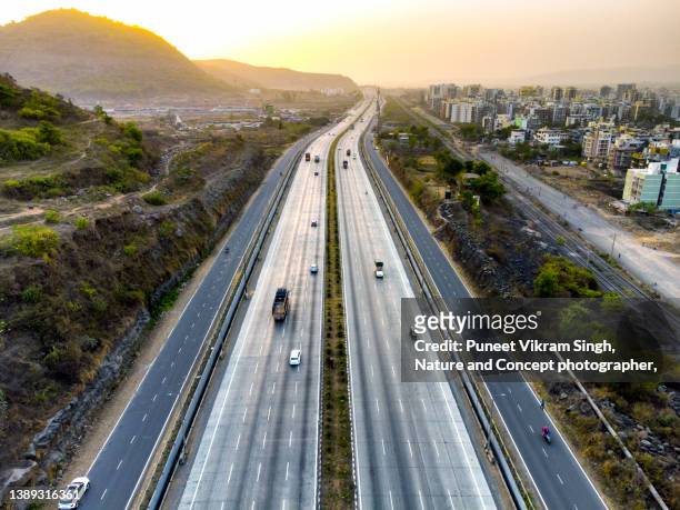modern multi lane national highway of india - nationaal monument stockfoto's en -beelden