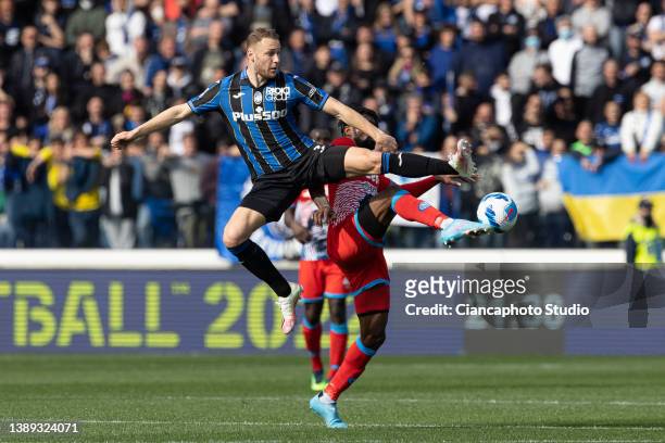 Teun Koopmeiners of Atalanta BC competes for the ball with Andre Zambo Anguissa of Napoli SSC during the Serie A match between Atalanta BC and SSC...