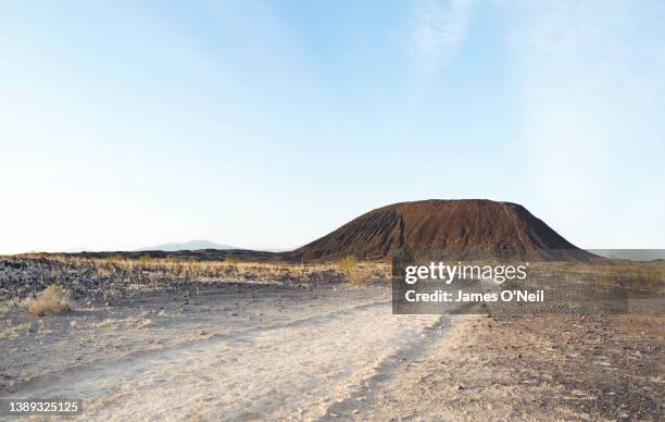 walking path leading up to volcano, amboy crater. - amboy california stock-fotos und bilder