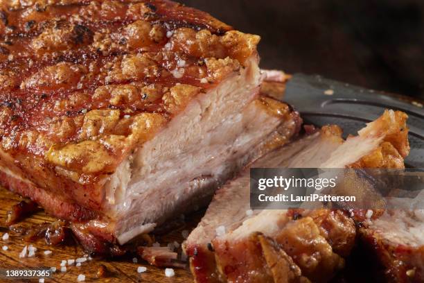 barriga de porco assada crocante - toucinho - fotografias e filmes do acervo