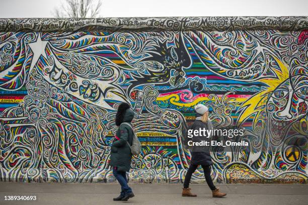 colorfull east side gallery - berlin graffiti stock pictures, royalty-free photos & images