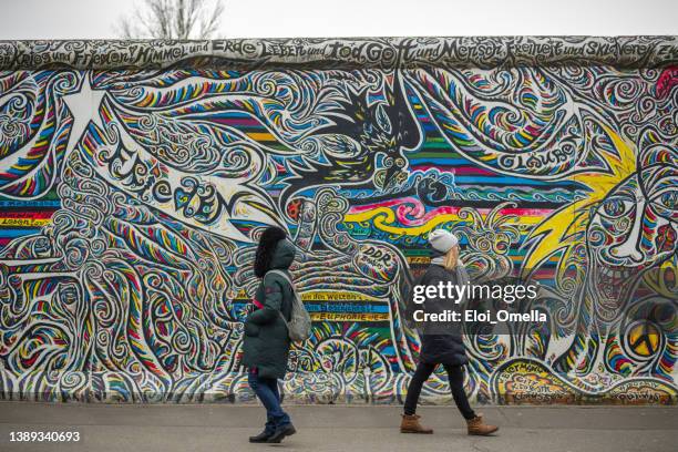 colorfull east side gallery - leste imagens e fotografias de stock