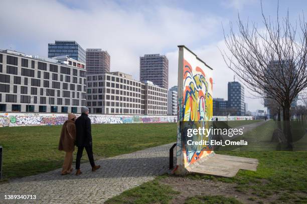 fragmente der berliner mauer east side gallery - east stock-fotos und bilder