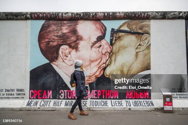 kiss at east side gallery - oost berlijn stockfoto's en -beelden