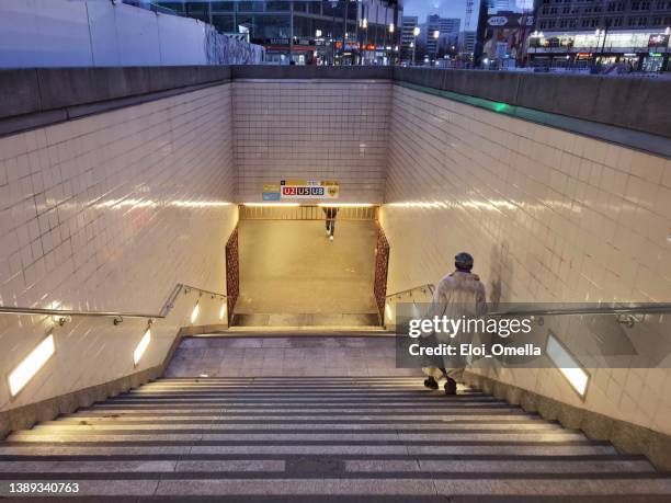 alexanderplatz underground, belin - berlin wall stockfoto's en -beelden