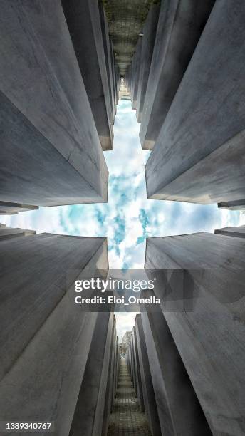 dentro del memorial del holocausto en berlín. monumento a los judíos asesinados de europa. - holocaust photos fotografías e imágenes de stock