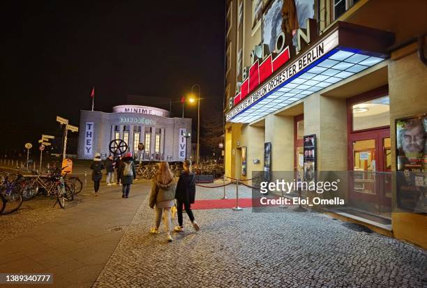 babylon-kino und die fassade der volksbühne am rosa-luxemburg-platz in berlin mitte - filmabend stock-fotos und bilder
