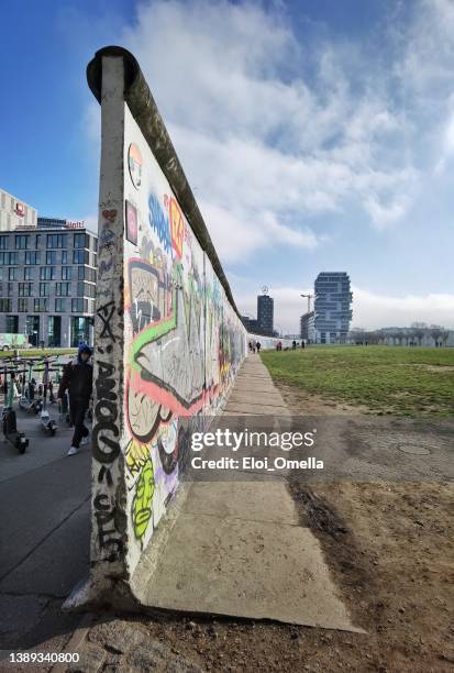 beginn der east side gallery - east side gallery stock-fotos und bilder