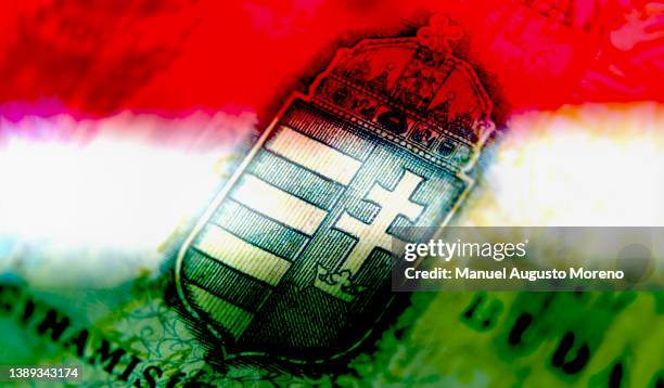 flag of hungary superimposed with coat of arms of hungary on the 1000 forint banknote - traditionally hungarian - fotografias e filmes do acervo