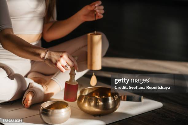 girl practices yoga in the studio - rin gong 個照片及圖片檔