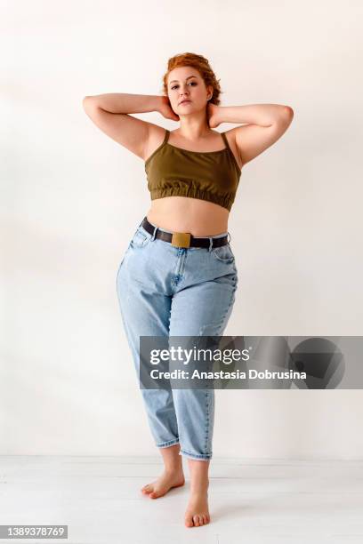 retrato de jovem mulher fofa - jeans calça comprida - fotografias e filmes do acervo