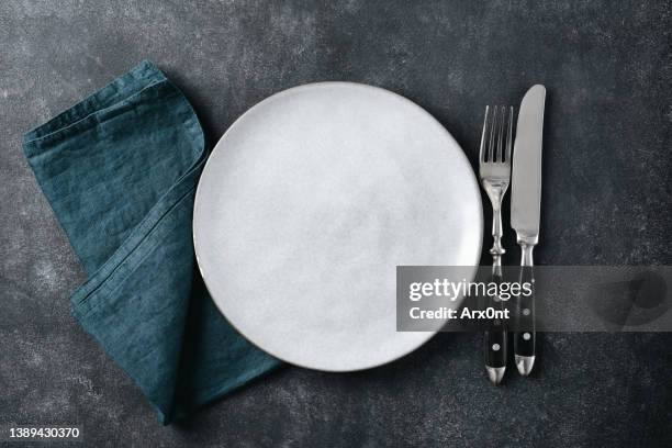 modern table setting with empty plate, cutlery and linen table cloth - plate fotografías e imágenes de stock