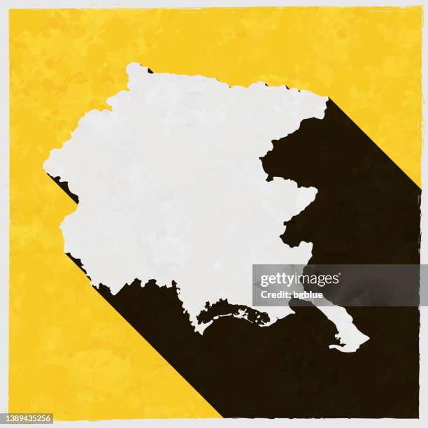 ilustrações, clipart, desenhos animados e ícones de mapa friuli-venezia giulia com sombra longa em fundo amarelo texturizado - friuli venezia giulia