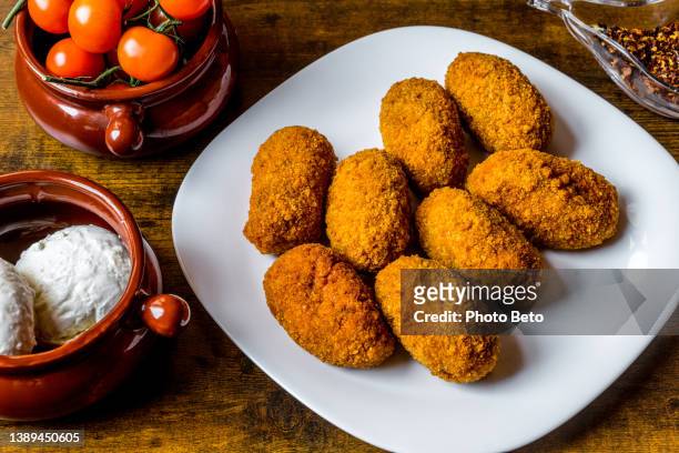 a plate of delicious and crunchy suppli al telefono usually sold to take away - vegetable fried rice stockfoto's en -beelden