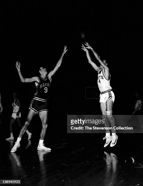 Dolph Schayes of the Syracuse Nationals shoots against Bob Pettit of the St. Louis Hawks circa 1958 at the Onondaga War Memorial Arena in Syracuse,...