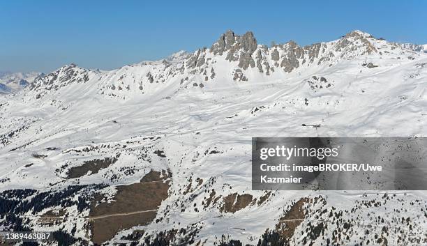 saulire peak, snow-covered landscape, ski slopes, ski lifts, 3 trois vallees ski resort, meribel-mottaret, courchevel, haute savoie, high savoie, france - saulire mountain stock pictures, royalty-free photos & images