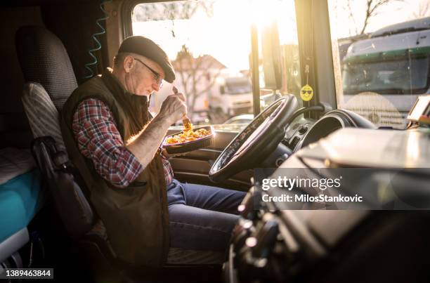 trucker in der fahrpause - old truck stock-fotos und bilder