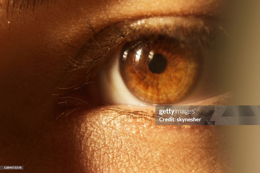 Extremo close-up do olho da mulher.
