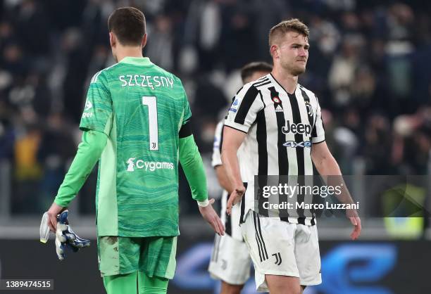 Wojciech Szczesny and Matthijs de Ligt of Juventus FC show their dejection at the end of the Serie A match between Juventus and FC Internazionale at...