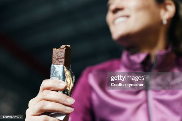 protein bar on a break! - barra de muesli imagens e fotografias de stock