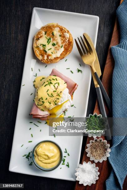 eggs benedict with ham and hollandaise sauce - eggs benedict stock pictures, royalty-free photos & images