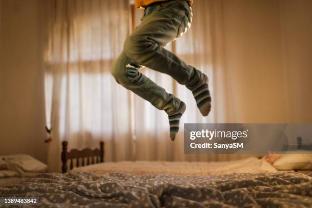 springen auf dem bett - children jumping bed stock-fotos und bilder