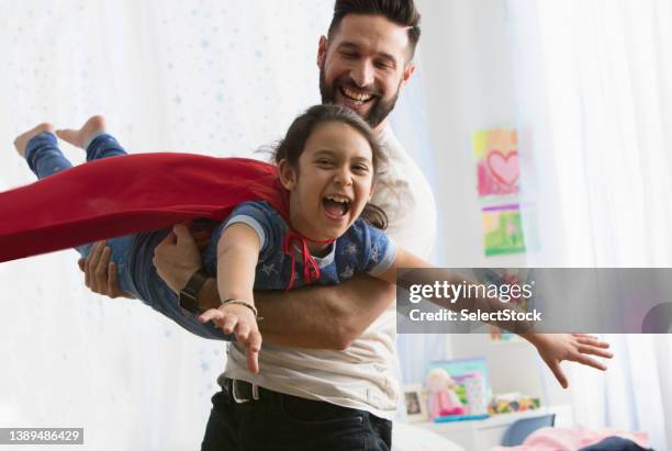 pai e filha jogando juntos - heróis - fotografias e filmes do acervo