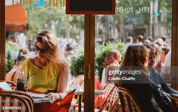 life in paris - eiffel tower cafe stock pictures, royalty-free photos & images