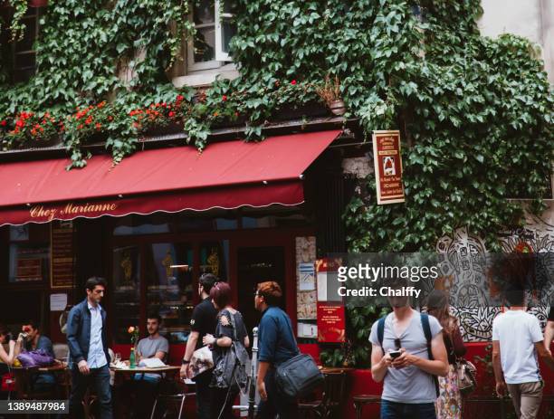 life in paris - eiffel tower cafe stock pictures, royalty-free photos & images