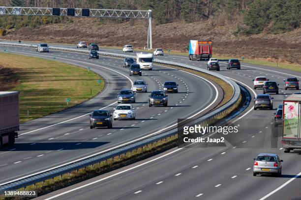 tráfico diurno en la autopista a1 en rijssen - mitsubishi group fotografías e imágenes de stock