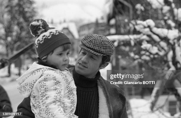 Jean-Paul Belmondo en vacances avec sa fille aux sports d'hiver, dans les années 1960.