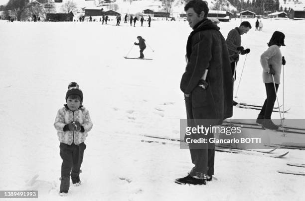 Jean-Paul Belmondo en vacances avec sa fille aux sports d'hiver, dans les années 1960.