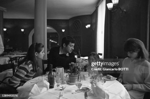 Jean-Paul Belmondo en vacances avec sa famille aux sports d'hiver, dans les années 1960.