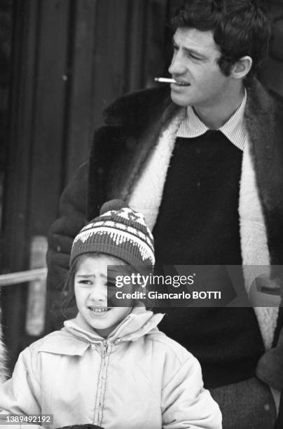 Jean-Paul Belmondo en vacances avec sa fille aux sports d'hiver, dans les années 1960.