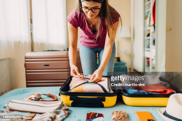 donna che impacchetta la valigia per viaggiare - preparation foto e immagini stock
