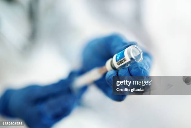 medical worker preparing covid-19 vaccine - safe injecting stock pictures, royalty-free photos & images