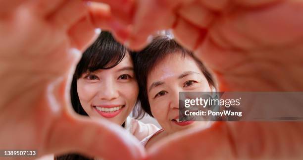 mãe e filha mostrar coração - chinese mothers day - fotografias e filmes do acervo