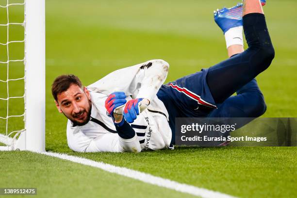 Goalkeeper Gianluigi Donnarumma of Paris Saint Germain warms up prior the Ligue 1 Uber Eats match between Paris Saint Germain and FC Lorient at Parc...