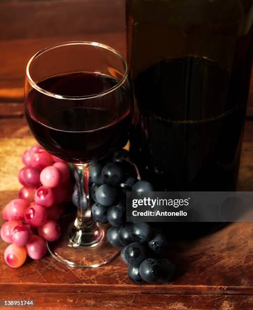 wine and grapes on table - santa maria rio grande do sul photos et images de collection