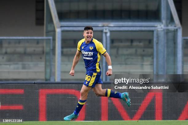 Giovanni Simeone of Hellas Verona celebrates after scoring the opening goal during the Serie A match between Hellas and Genoa CFC at Stadio...