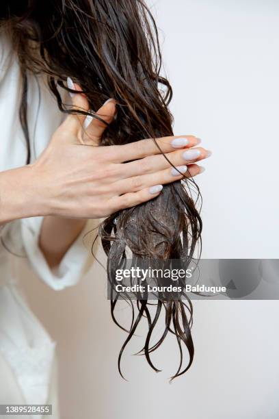 woman washing hair close up - shampoo fotografías e imágenes de stock