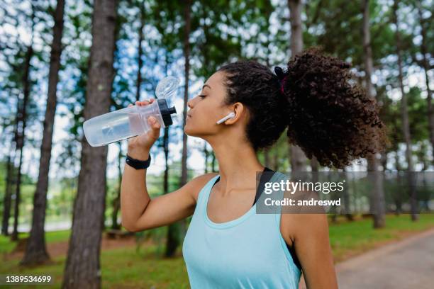 fließendes trinkwasser - african girl drinking water stock-fotos und bilder