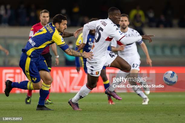 Kelvin Yeboah of Genoa CFC competes for the ball with Federico Ceccherini of Hellas Verona FC during the Serie A match between Hellas Verona and...