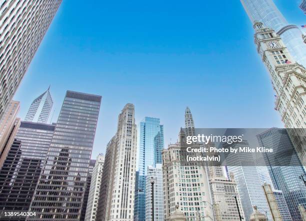 scraping the sky in chicago - michigan avenue chicago stockfoto's en -beelden