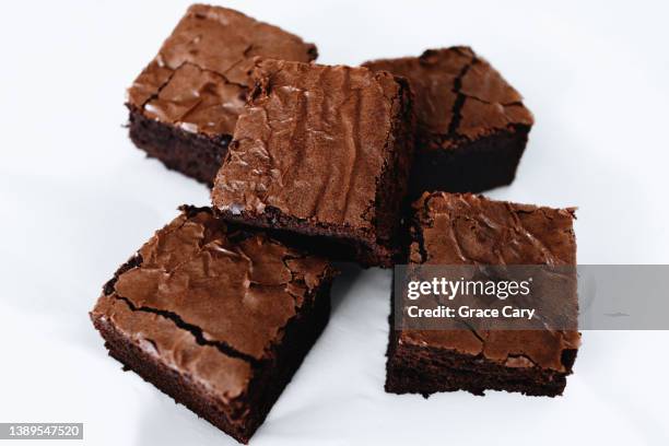 chocolate brownies on white parchment paper - brownie foto e immagini stock