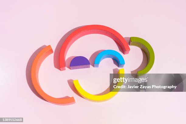 monkey face formed by wooden toy pieces on pink background - montessori education stock-fotos und bilder