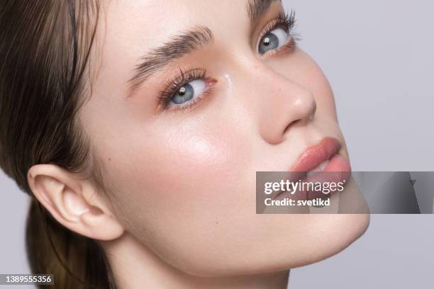 retrato de mujer joven belleza - blue eyes fotografías e imágenes de stock