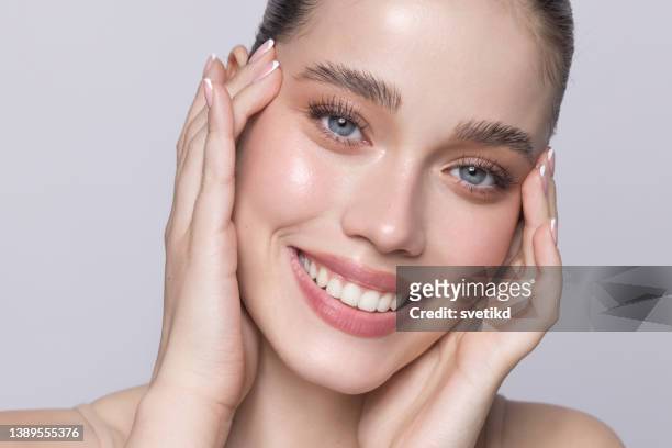 beauty portrait of young woman - no make up stockfoto's en -beelden