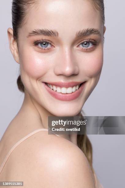 beauty portrait of young blonde woman - no make up stockfoto's en -beelden